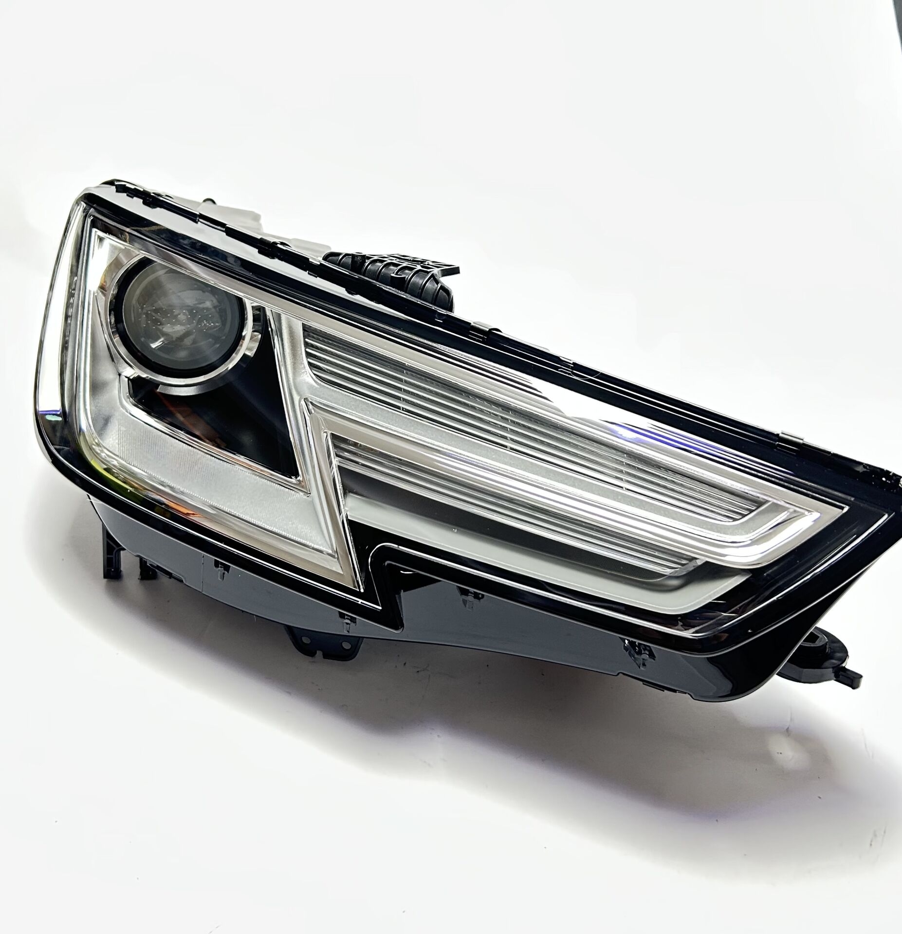 Far Sağ Beyinleri Üzerinde 8W0941044 Audi A4 2016-2024