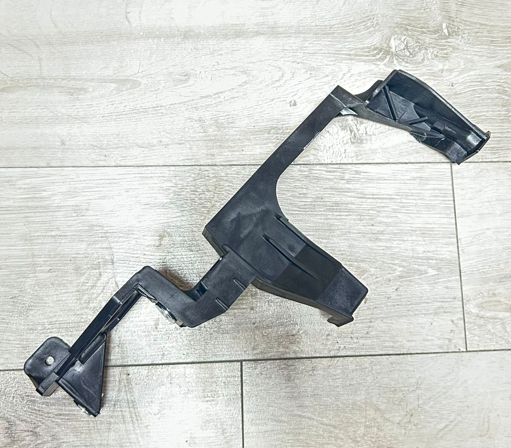 Panel Destek Braketi Sağ Skoda Super B 2014-2024 3V0805308